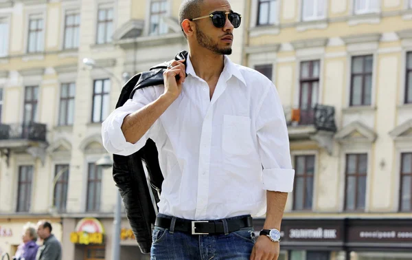 Joven africano en gafas de sol —  Fotos de Stock