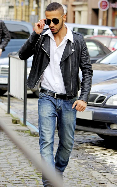  genç Afrikalı erkek güneş gözlüğü