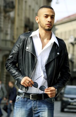 deri ceketi olan adam