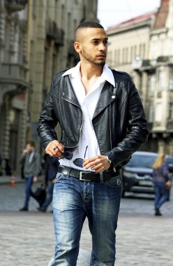 deri ceketi olan adam