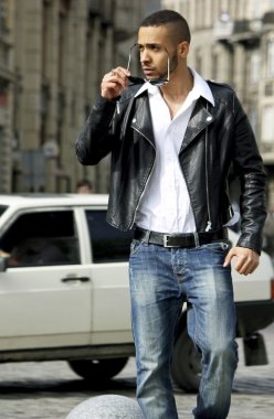 deri ceketi olan adam