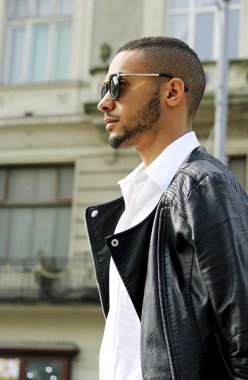 deri ceketi olan adam