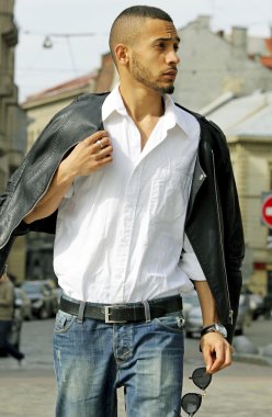 deri ceketi olan adam