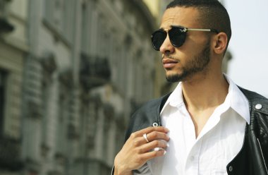 deri ceketi olan adam