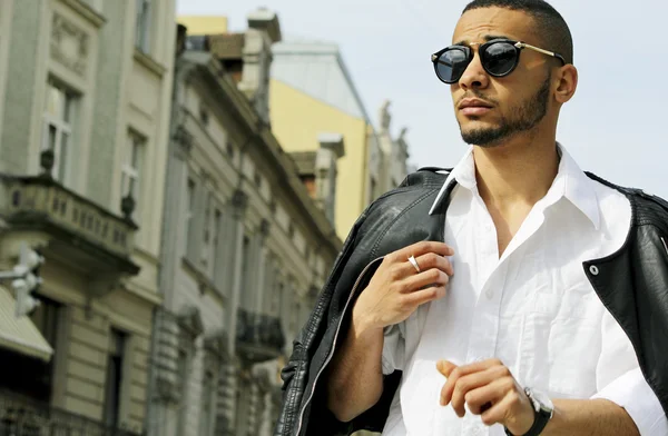 deri ceketi olan adam