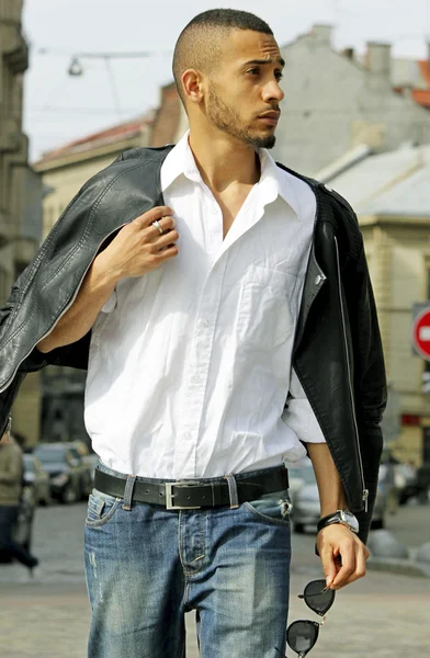 deri ceketi olan adam