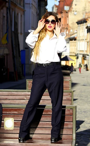 Bella donna in piedi sulla panchina — Foto Stock