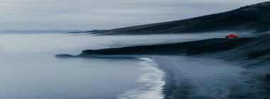 Okyanus kıyısındaki uçurumun kenarındaki kırmızı araba. Yağlı boya taklidi. 3B illüstrasyon.