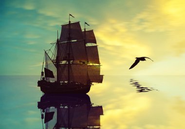 Yelkenli gündoğumu sırasında