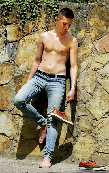 Giovane ragazzo alla moda in jeans in mezzo alla natura . — Foto Stock