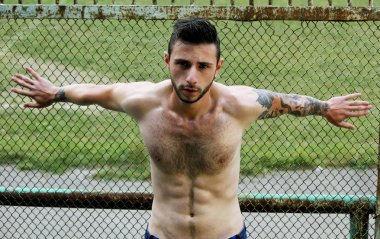 Jeans doğa arasında genç trendy adam.