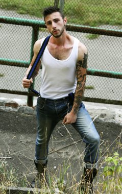 Jeans doğa arasında genç trendy adam.