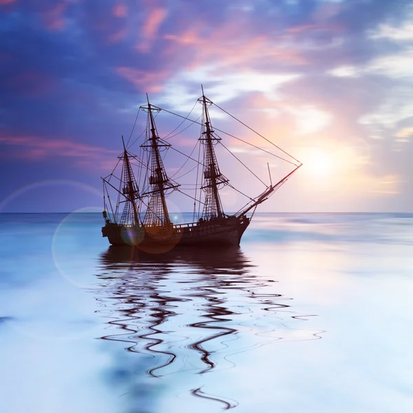 Oude schip op zee — Stockfoto