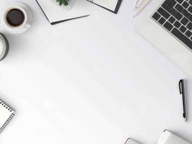 Masa yüzeyi bir bilgisayar, defter, kahve ve notlar ve düşünceler için boş bir alan gösterir.