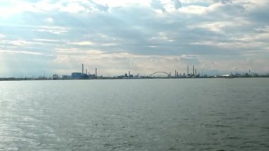 Venedik Gölünün kıyısında, Venedik, İtalya 'da bir tekneden çekilen yavaş zoom.