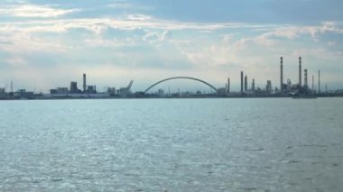 Venedik Gölünün kıyısında, Venedik, İtalya 'da, sanayinin bir teknesinden çekilen yavaşça uzaklaşın.