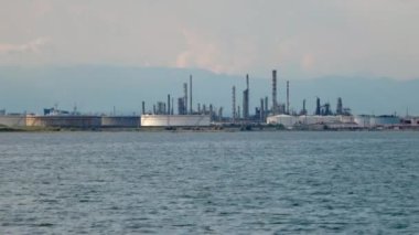 Venedik, Venedik, İtalya 'nın kıyısındaki sanayinin sularından çekilen yavaşça uzaklaşın.