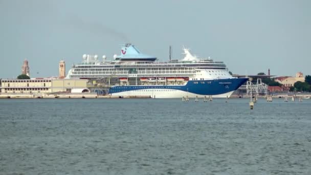 Venice July 2018年7月23日 大型游轮 从意大利威尼斯港出发 — 图库视频影像