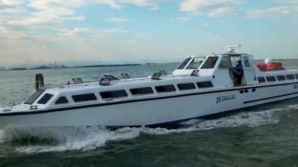 Venecia Julio 2018 Taxi Acuático Visto Desde Ferry Laguna Venecia — Vídeos de Stock