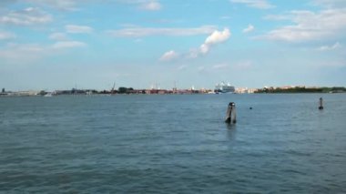 23 Temmuz 2018 'de İtalya' nın Venedik kentindeki Giudecca Kanalı 'na yaklaşan büyük bir yolcu gemisinin feribotundan yavaş bir zum.