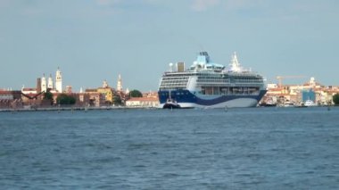 Venedik - 23 Temmuz 2018: Büyük bir yolcu gemisi Venedik, İtalya 'daki Giudecca Kanalı' na giriyor.