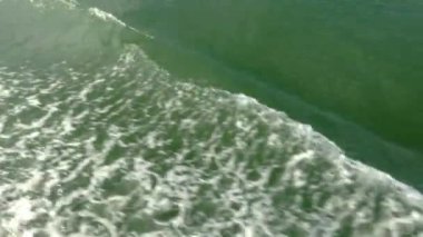 Yeşil sularda yüzen bir tekneden uyanmak, bir tekneden vurulmak...