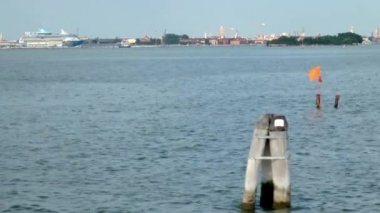 Venedik, Venedik, İtalya 'daki bir tekneden çekilen yön bulma bayrakları ve kutupları.