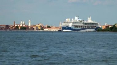 Venedik - 23 Temmuz 2018: Venedik, İtalya 'daki Giudecca Kanalı' na giren büyük yolcu gemisinden yavaş zum