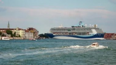 Venedik - 23 Temmuz 2018: Venedik, İtalya 'daki Giudecca Kanalı boyunca ilerleyen büyük bir yolcu gemisi