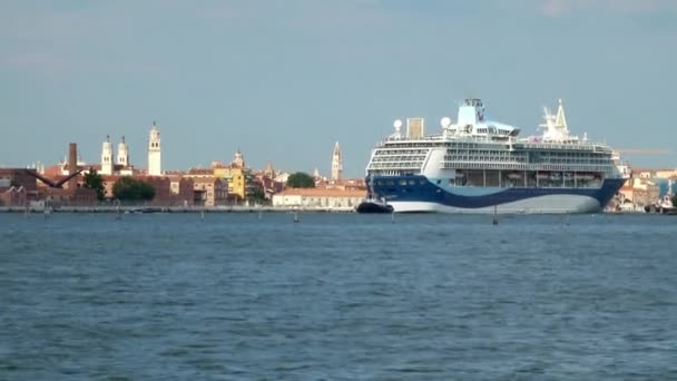 Venice Června 2018 Pohled Trajektu Velké Výletní Lodi Vplouvající Kanálu — Stock video