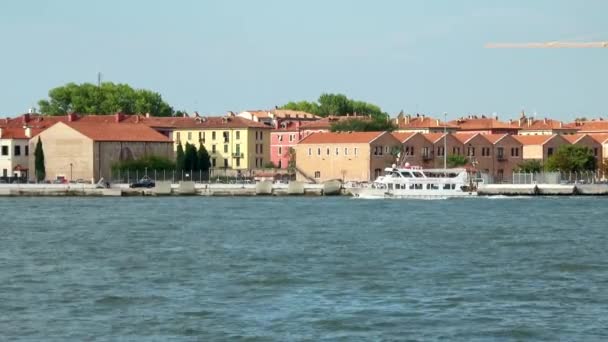 Venice July 2018 Panning Shot Water Boats Passing Warehouses Lining — 图库视频影像