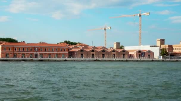 Vista Desde Agua Negocios Almacenes Que Bordean Canal Giudecca Venecia — Vídeos de Stock