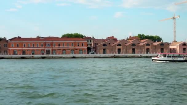 Venice Julho 2018 Vista Balsa Empresas Armazéns Que Revestem Canal — Vídeo de Stock