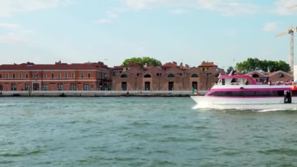Venecia Julio 2018 Vista Desde Ferry Los Antiguos Almacenes Que — Vídeos de Stock