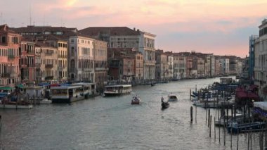 Venedik - 23 Temmuz 2018: batan güneşin ışığında İtalya 'nın Venedik kentindeki Büyük Kanal boyunca uzanan Rialto Köprüsü' nden görüntü