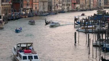 23 Temmuz 2018 'de İtalya' nın Venedik kentindeki Büyük Kanal boyunca uzanan Rialto Köprüsü 'nden gün ışığına çıkarıldı.