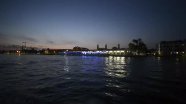 Venedik, İtalya Gece Bir Teknede Göründü