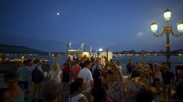 Venecia Julio 2018 Turistas Esperando Último Ferry Desde Venecia Italia — Vídeos de Stock