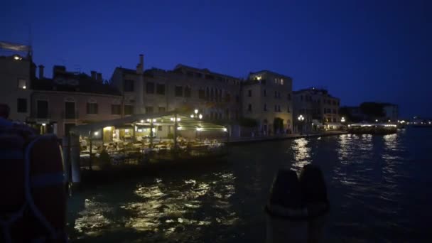 Venice Julho 2018 Restaurante Flutuante Veneza Itália Noite — Vídeo de Stock
