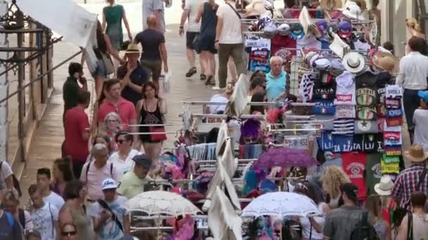 ヴェネツィア 2018年7月24日 晴れた日にイタリアのヴェネツィアのリアルト市場を訪れる観光客の群衆 — ストック動画