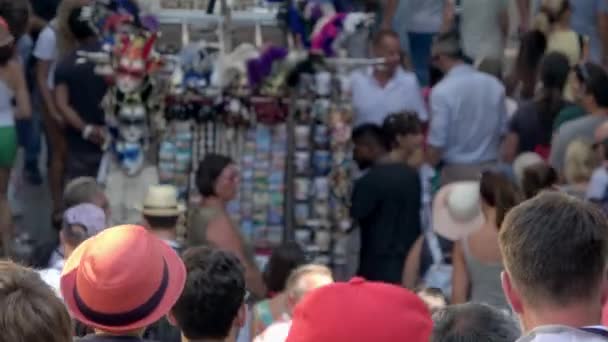 Venice July 2018 Slow Zoom Crowds Tourists Visiting Rialto Market — Stock Video