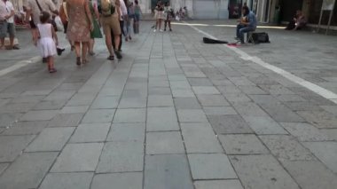 Venedik - 24 Temmuz 2018: Venedik, İtalya 'da Saint Roch Kilisesi' ni turistler ve bir sokak çalgıcısı ile gözler önüne sermek için eğilin.