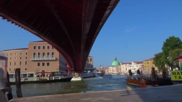 Веница Июля 2018 Года Водное Такси Проходит Конституционным Мостом Венеции — стоковое видео