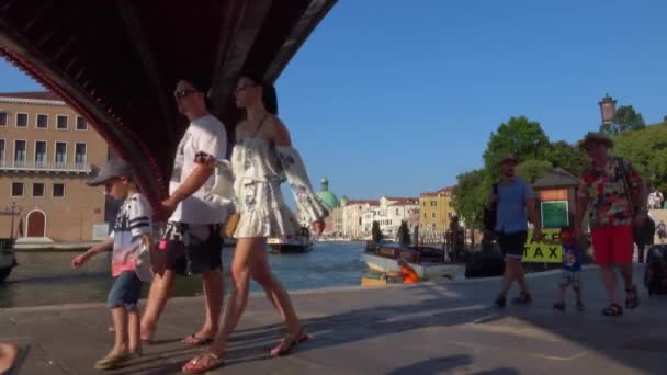 威尼斯 2018年7月24日 游客从意大利威尼斯的宪法大桥下经过 在阳光明媚的日子里 一条宽宽的 锁住的拍摄到横跨大运河的桥的照片 — 图库视频影像