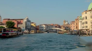 Venedik - 24 Temmuz 2018: Venedik, İtalya 'daki Büyük Kanal' da Scalzi Köprüsü 'ne yaklaşan bir tekneden görüntü. Güneşli bir günde bir teknenin ön tarafından dengeli bir atış..