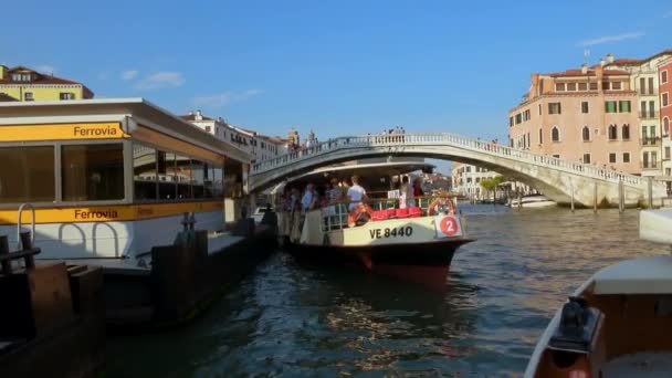 Venise Juillet 2018 Vue Depuis Bateau Quittant Arrêt Bus Pont — Video