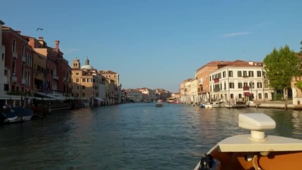 Venice July 2018年7月24日 在意大利威尼斯大运河 Grand Canal Venice Italy Zooming从船头拍摄 从移动的船的前部发射稳定的子弹 — 图库视频影像