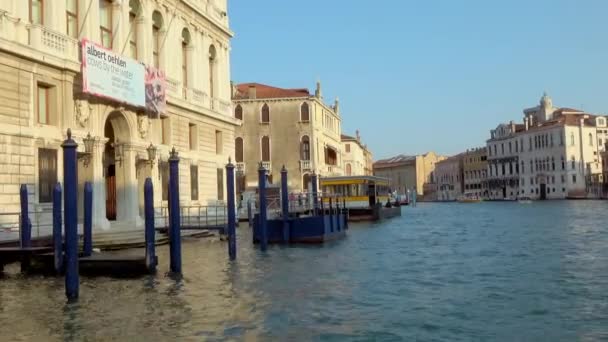 Venice Juli 2018 Närmar Sig Vattenbusshållplats Canal Grande Venedig Italien — Stockvideo