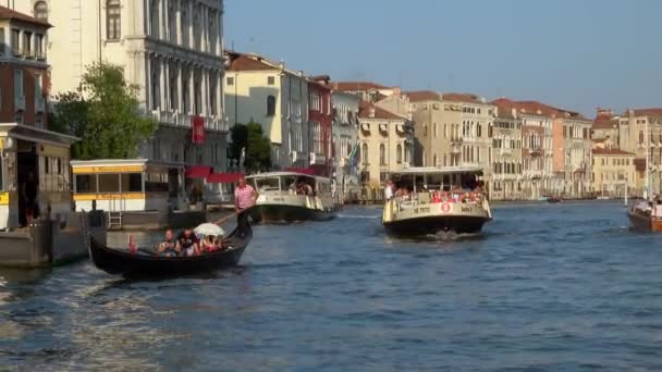 Venedig Juli 2018 Blick Auf Eine Gondel Und Einen Vorbeifahrenden — Stockvideo