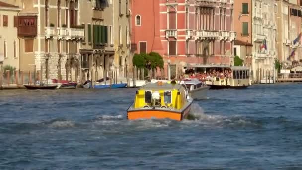 Venice 2018 이탈리아 베네치아의 그랜드 운하에서 오랫동안 안정화 구급차의 모습을 — 비디오